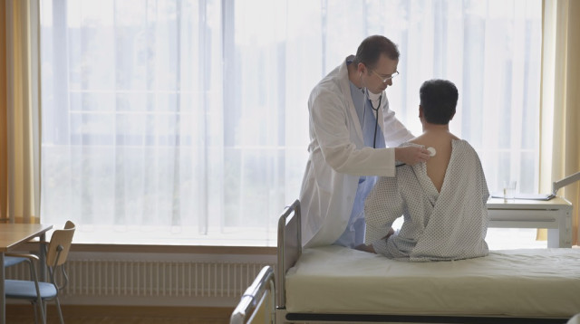 חלוק אשפוז - נוטה לחשוף את העכוז (צילום: שאטרסטוק)