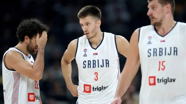 מיציץ' לצד פטרושב (וניקולה יוקיץ') במדי נבחרת סרביה (צילום: GettyImages, Christopher Pike)