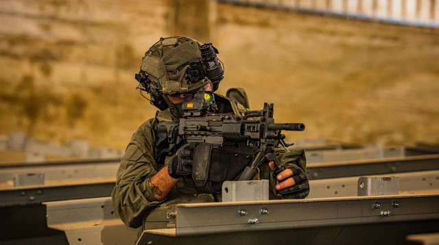 חייל צה"ל עם מקלע נגב (צילום: דובר צה"ל)