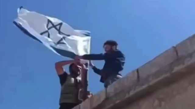 דרוזים מניפים דגל ישראל בסוריה  (צילום: רשתות חברתיות)