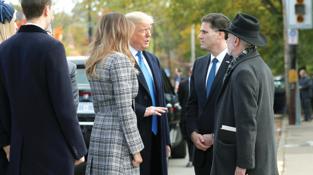 רון דרמר ודונלד טראמפ ליד זירת הפיגוע (צילום: רויטרס)