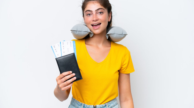 אישה עם כרית נסיעות מתנפחת וכרטיסי טיסה (צילום: אילוסטרציה,שאטרסטוק)