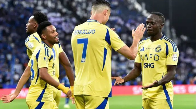 יודע למי הוא צריך להודות. רונאלדו חוגג עם מאנה (צילום: רויטרס)