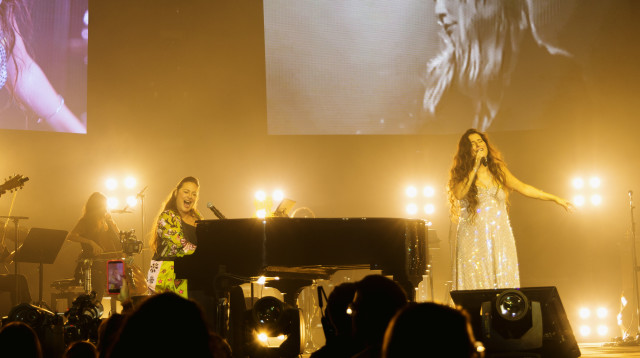 מירי מסיקה בהופעה עם קרן פלס (צילום: איה זך)