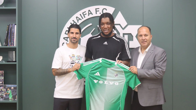 טריבנטה סטיוארט לאחר החתימה בשורות מכבי חיפה (צילום: אתר רשמי, באדיבות מכבי חיפה)