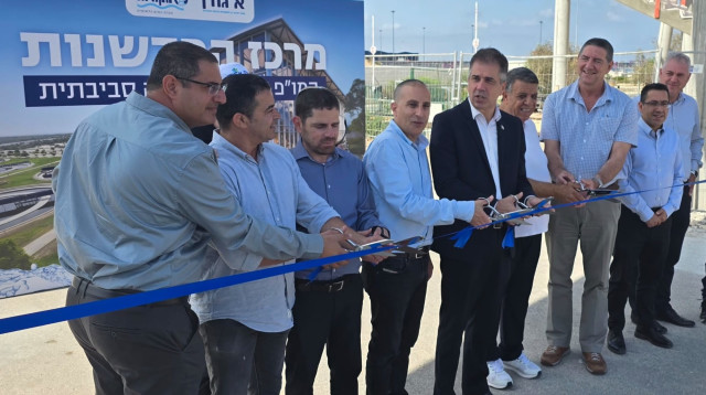 השר אלי כהן ובכירי מקורות ואיגודן בחנוכת מרכז החינוך והחדשנות הלאומי לתחום המים (צילום: תומר שונם הלוי)