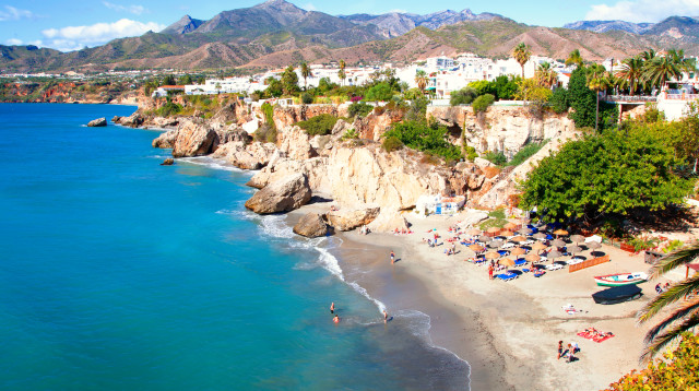 תיירות בחוף בעיר נרחה, מאלגה (צילום: שאטרסטוק)