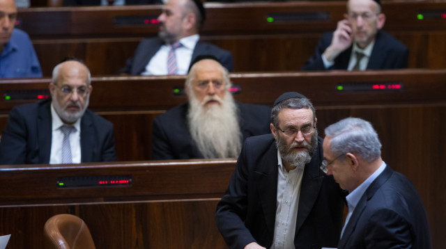 בנימין נתניהו עם ח"כ חרדים במליאה (צילום: יונתן זינדל, פלאש 90)