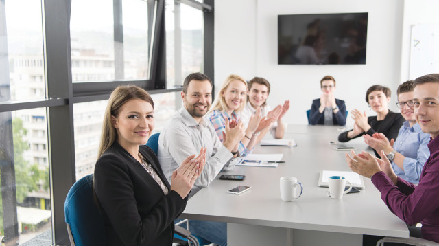 עובדים בישיבה, אילוסטרציה (צילום: אינג'אימג')