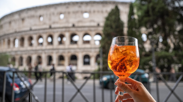 הקולוסיאום עם אפרול שפריץ ביד, רומא (צילום: שאטרסטוק)