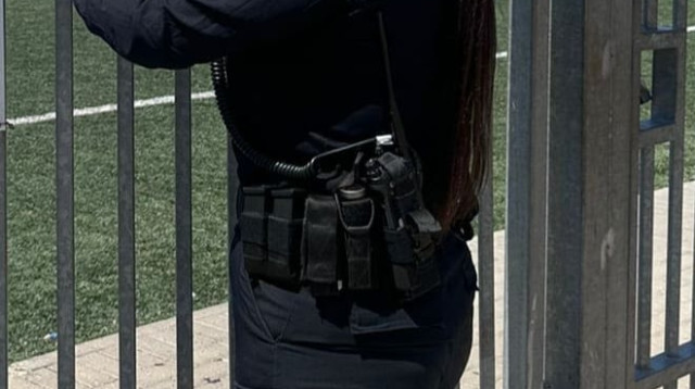 הדבקת צו הסגירה במתחם האימונים ברמת השרון (צילום: דוברות המשטרה)