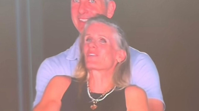 אנדי ביירון וקריסטין קאבוט בהופעה של קולדפליי (צילום: מתוך טיקטוק,רשתות חברתיות, שימוש לפי סעיף 27 א')