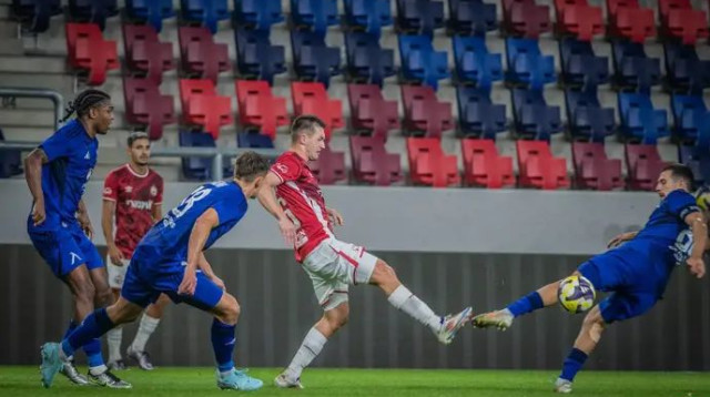 זלאטנוביץ' עדיין לא נכנס לעניינים (צילום: אתר רשמי, הפועל באר שבע)