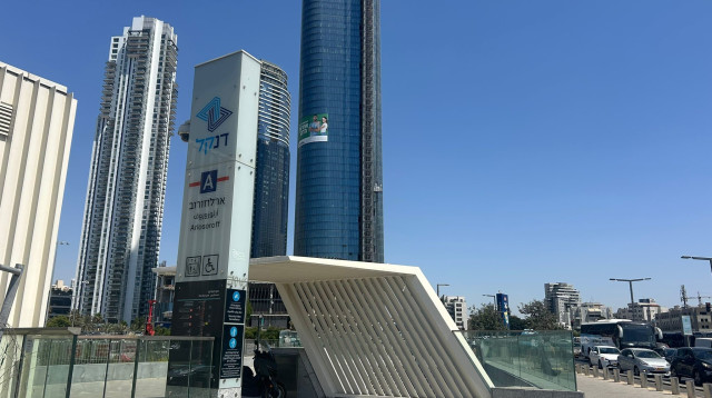 תחנת הרכבת הקלה "ארלוזורוב" (צילום: מאיה כהן)