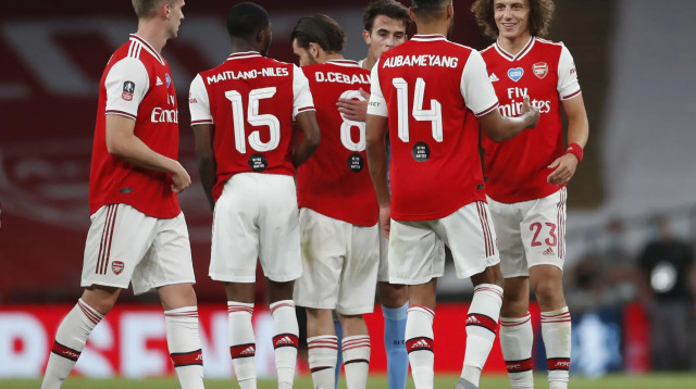 שחקני ארסנל דויד לואיז, פייר אמריק אובמיאנג חוגגים (צילום: GettyImages)