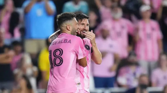 ואז חוגג עם אלבה. מסי, שוב ושוב (צילום: אימג'בנק  GettyImages)