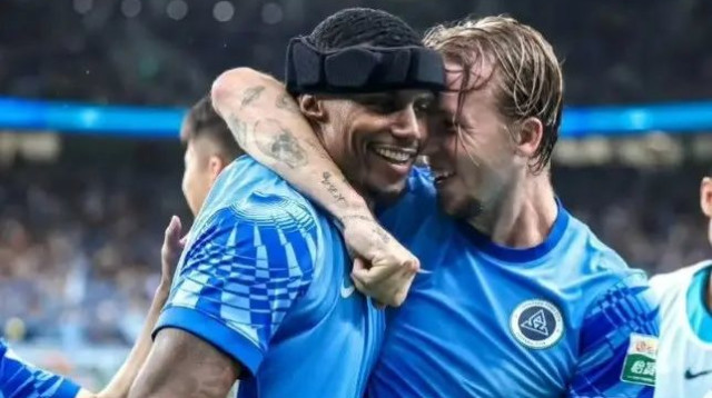 עדן קארצב עם ווסלי מוראש שחקני שנז'ן פנג סיטי (צילום: אתר רשמי, שנז'ן פנג סיטי)