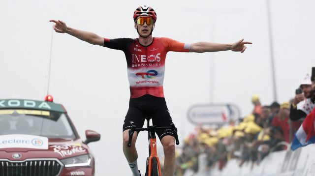 טימן ארנסמן רוכב אופניים הולנדי, מנצח קטע 14 של טור דה פראנס 2025 (צילום: רויטרס)