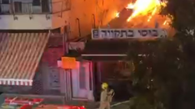 מסעדת בוסי בתקווה עולה באש (צילום: צילום מסך לפי סעיף 27א)