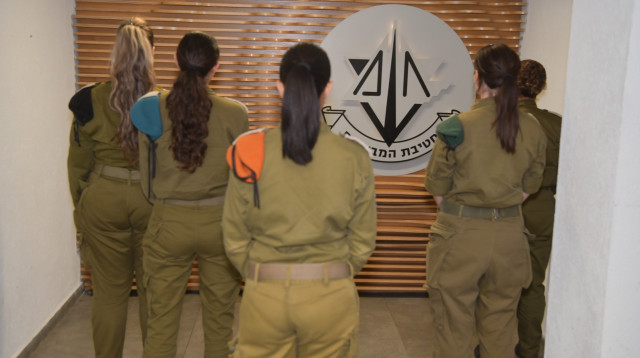 קצינות המבצעים (צילום: אבשלום ששוני)