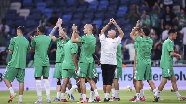 שחקני מכבי חיפה בחימום (צילום: מאור אלקסלסי)