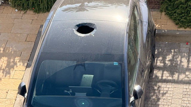 החור בגג הטסלה (צילום: ללא קרדיט)