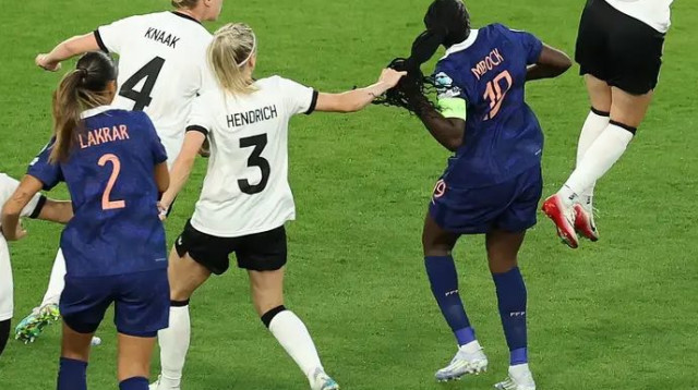 הרחקה תמוהה. משיכת השיער ברחבה (צילום: GettyImages)