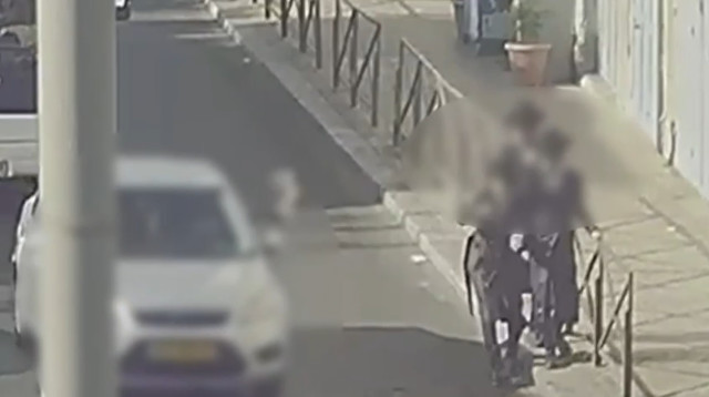 זריקת כוס קפה במזרח ירושלים (צילום: דוברות המשטרה)