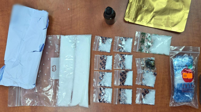 הסמים שנמצאו אצל הקטין ברמת גן (צילום: דוברות המשטרה)