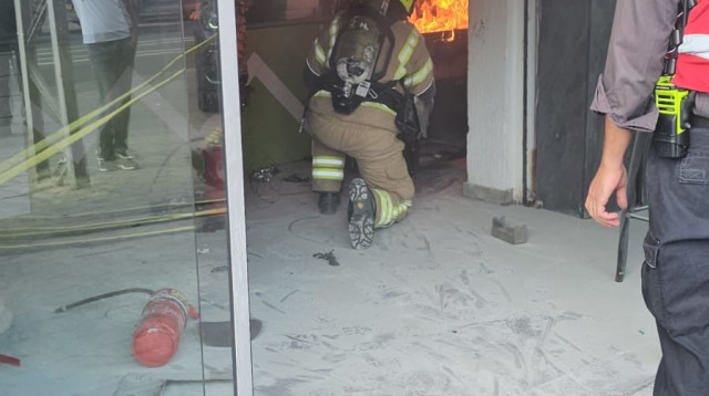 שריפה בפלאפל בבאר שבע (צילום: דניאל לוי, כבאות והצלה )