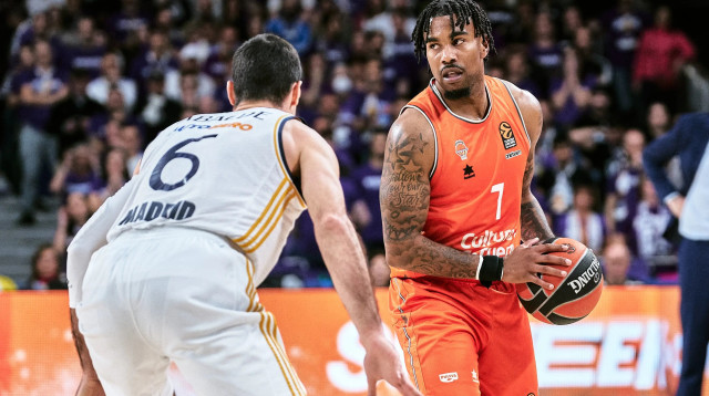 כריס ג'ונס במדי ולנסיה (צילום: GettyImages, Sonia Canada)