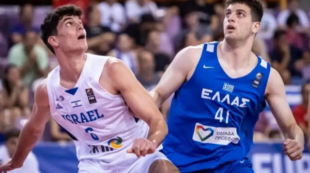 שחקן נבחרת העתודה, דניאל שרון, מול שחקן נבחרת יוון, אנדראס פטריקיס (צילום: אתר רשמי, FIBA)