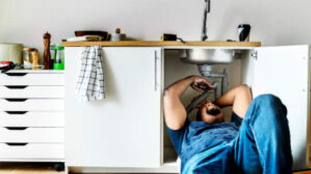 המדריך השלם לבחירת אינסטלטור -אברהם האינסטלטור 20 שנות ניסיון בצנרת: כך בונים אמון בשוק האינסטלציה (צילום: FREEPIK)