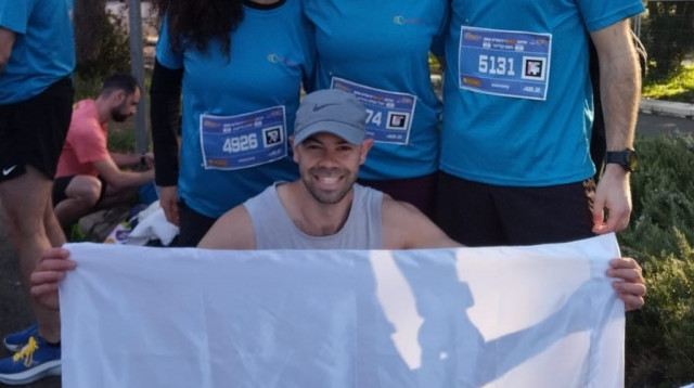 מתנדבים בבית הגלגלים: נועם פיין יושב, נעם קליינר עומד מימין (צילום: עמותת בית הגלגלים)