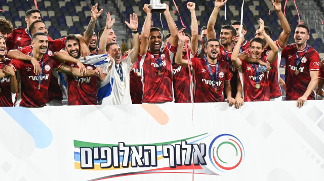 שחקני הפועל באר שבע עם גביע אלוף האלופים (צילום: ברני ארדוב)