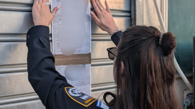 סגירת העסק ותליית צו הסגירה המנהלי (צילום: דוברות המשטרה)