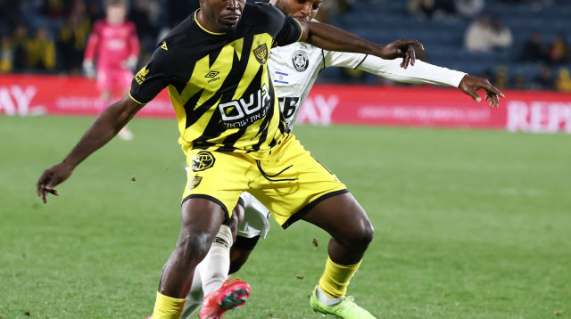 שחקן בית"ר ירושלים, איסמעילה סורו, מול שחקן הפועל חדרה ג'יימס אדניי (צילום: דני מרון)