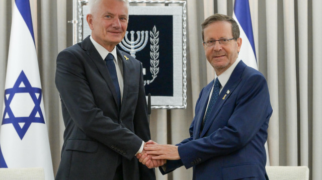 הנשיא הרצוג ושגריר פולין בישראל, מאצ'יי הונייה (צילום: מעיין טואף/לע״מ)