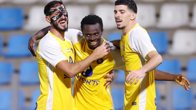 שגיב יחזקאל ודור תורג'מן חוגגים עם הנרי אדו מכבי תל אביב (צילום: מאור אלקסלסי)