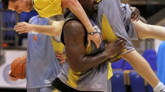 "השחקן שהשלים אותי הכי טוב". סופוקליס שחורצאניטיס מניף את פניני (צילום: ברני ארדוב)