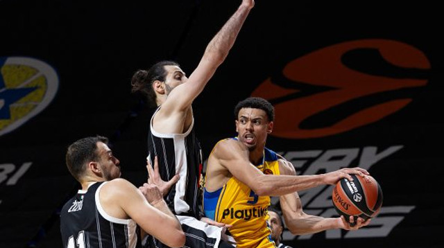 ווייד בולדווין מנסה לחדור על טורניקה שנגליה (צילום: Srdjan Stevanovic)