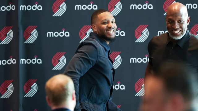 דמיאן לילארד לצד מאמן פורטלנד טריילבלייזרס, צ'ונסי בילאפס (צילום: GettyImages, Amanda Loman)