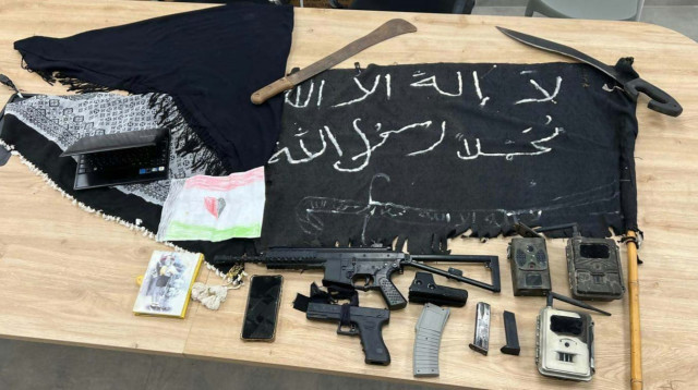 דגל דאעש והנשקים שנתפסו אצל תושב טובא זנגרייה (צילום: דוברות המשטרה)