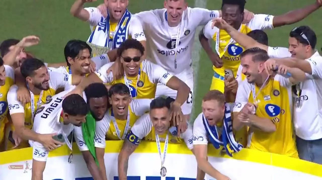 צפו: ערן זהבי ושחקני מכבי תל אביב מניפים את צלחת האליפות לעונת 2024/25 (צילום: ספורט 1)