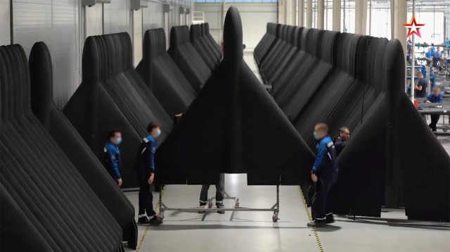 מפעל לייצור רחפנים ברוסיה (צילום: TV Zvezda/east2west news)