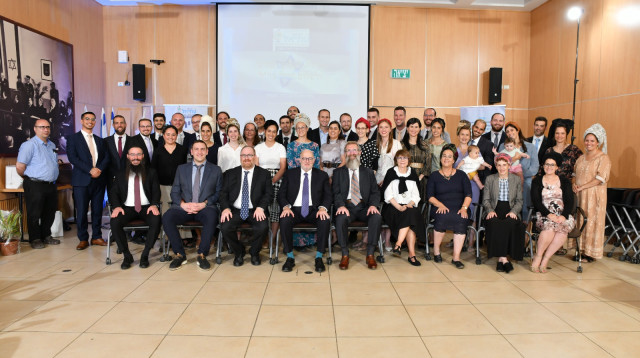השליחים החדשים ביחד עם הרבנים (צילום: אייל כהן)