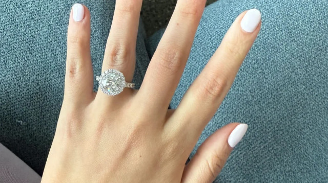 טבעת האירוסין שהיא קיבלה ולא אהבה (צילום: צילום מסך מתוך פייסבוק)