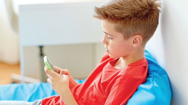 ילד עם טלפון (צילום: אינגאימג')