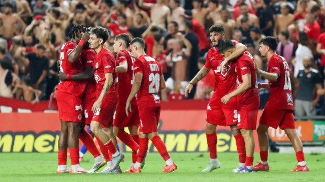 שחקני הפועל תל אביב חוגגים (צילום: קובי אליהו)