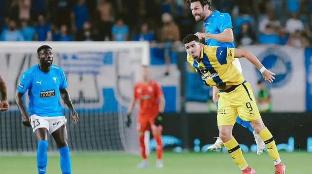 שחקן מכבי תל אביב דור תורג'מן מול שחקן פאפוס דויד גולדאר. ברקע דריק לוקאסן (צילום: אתר רשמי, מתוך האינסטגרם של פאפוס)